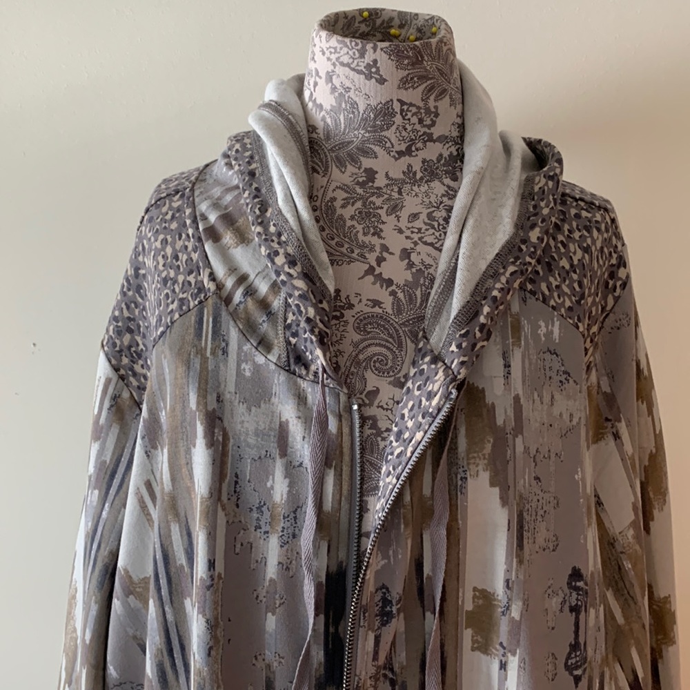 Ladies hoodie. Size 3x. Separating zipper. Its a go anywhere design.